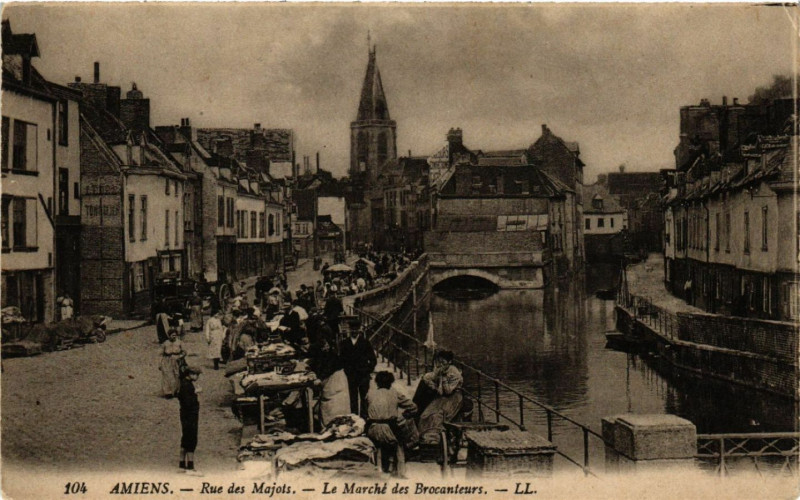 Carte postale ancienne Amiens - Rue des Majots - Le Marché des Brocanteurs à Amiens