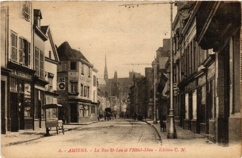 Carte postale ancienne Amiens - La Rue Saint-Leu et l'Hotel-Dieu à Amiens