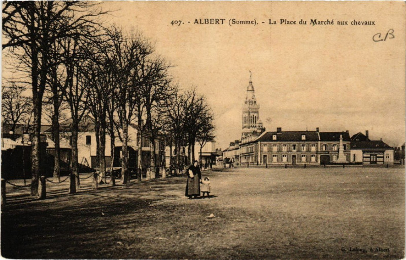 Carte postale ancienne Albert - La Place du Marché aux chevaux à Albert