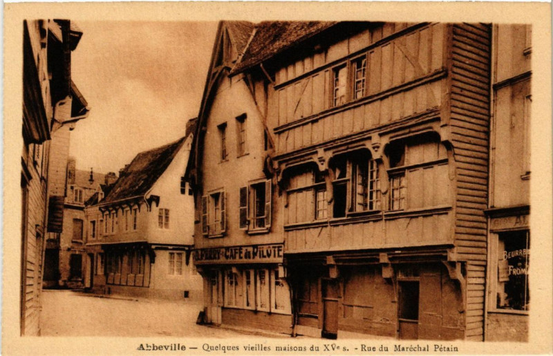 Carte postale ancienne Abbeville - Quelques vieilles maisons du Xv s. - Rue du Marechal à Abbeville