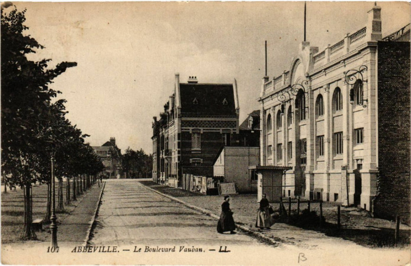 Carte postale ancienne Abbeville - Le Boulevard Vauban à Abbeville
