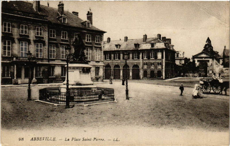 Carte postale ancienne Abbeville - La Place Saint-Pierre à Abbeville