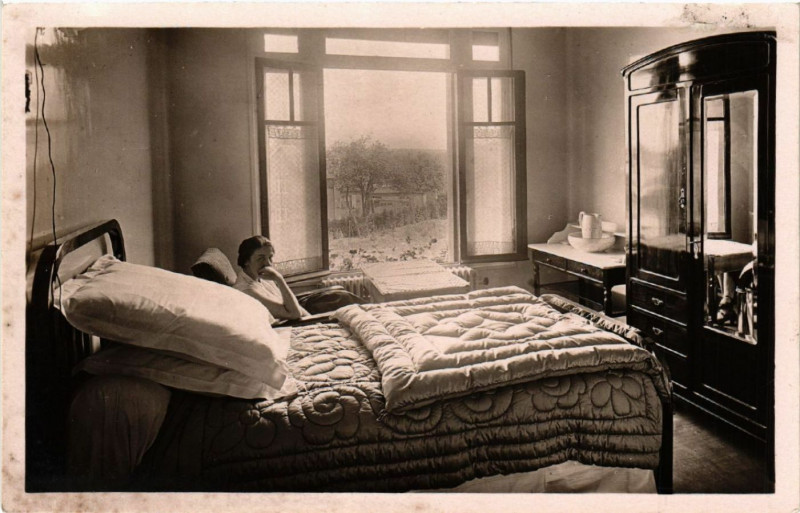 Carte postale ancienne Abbeville - Clinique du Docteur Chalonet - Une chambre d'Operée à Abbeville