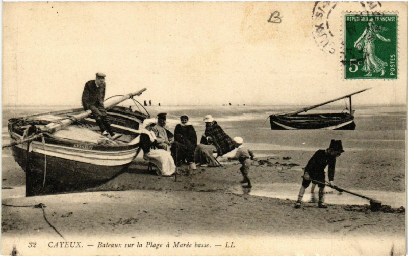 Carte postale ancienne Cayeux - Bateaux sur la Plage a Marée basse à Y