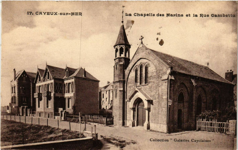 Carte postale ancienne Cayeux-sur-Mer - La Chapelle des Marins et la Rue Gambetta à Cayeux-sur-Mer