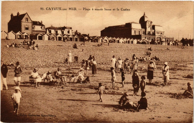 Carte postale ancienne Cayeux-sur-Mer - Plage a marée basse et le casino à Cayeux-sur-Mer