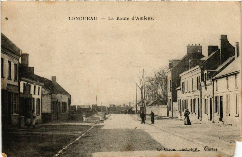 Carte postale ancienne Longueau - La Route d'Amiens à Longueau