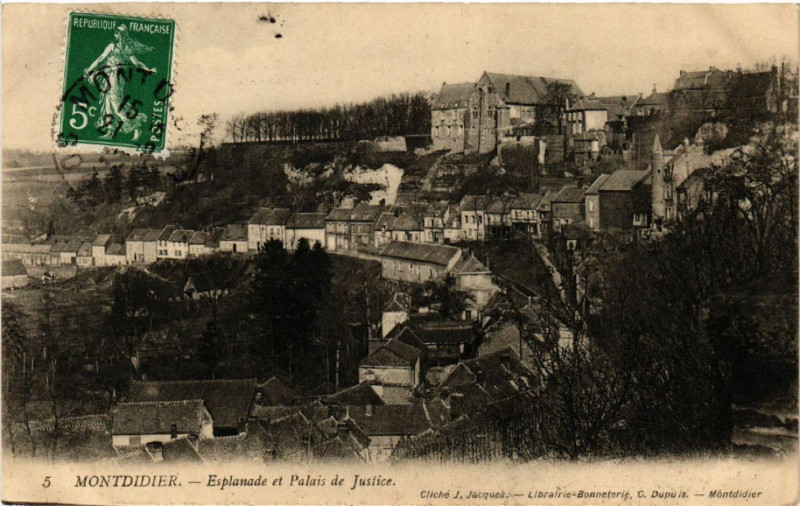 Carte postale ancienne Montdidier - Esplanade et Palais de Justice à Montdidier