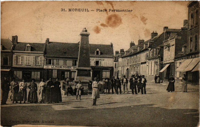Carte postale ancienne Moreuil - Place Parmentier à Moreuil