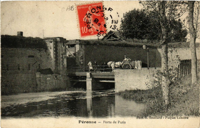 Carte postale ancienne Peronne - Porte de Paris à Péronne