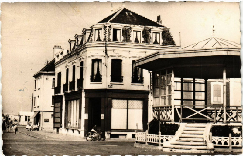 Carte postale ancienne Cayeux-sur-Mer - Place Courbet. Kiosque a Musique et... à Cayeux-sur-Mer