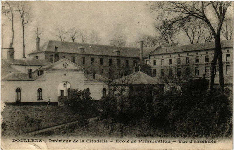 Carte postale ancienne Doullens - Int. de la Citadelle - Ecole de Preservation à Doullens