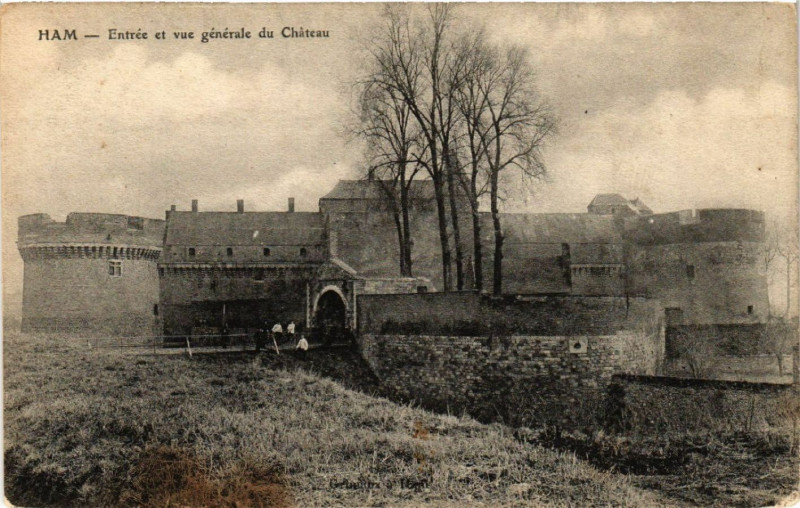 Carte postale ancienne Ham - Entrée et vue générale du Chateau à Ham