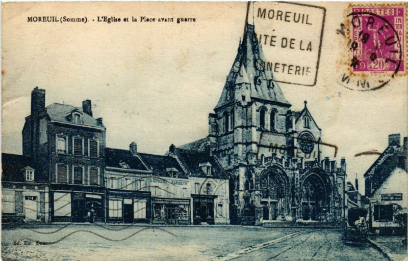 Carte postale ancienne Moreuil - L'Eglise et la Place avant guerre à Moreuil