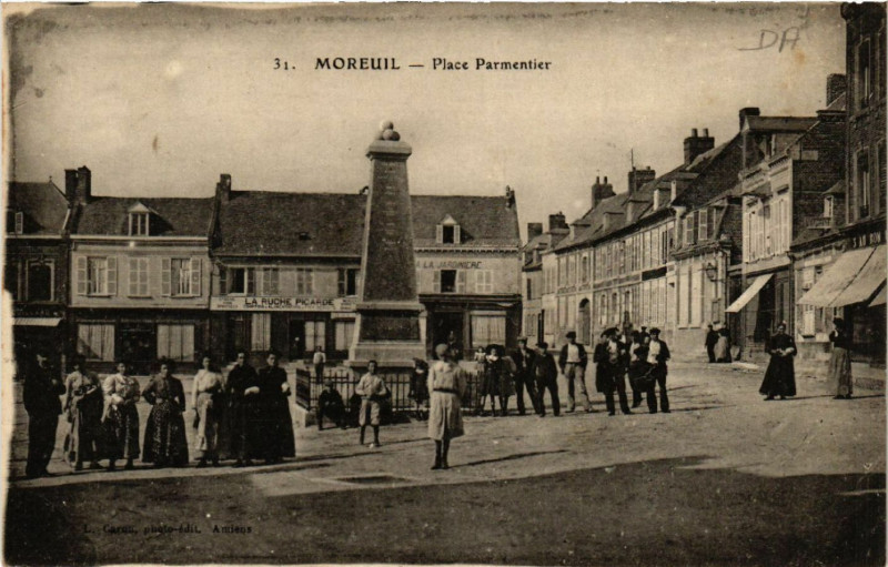 Carte postale ancienne Moreuil - Place Parmentier à Moreuil