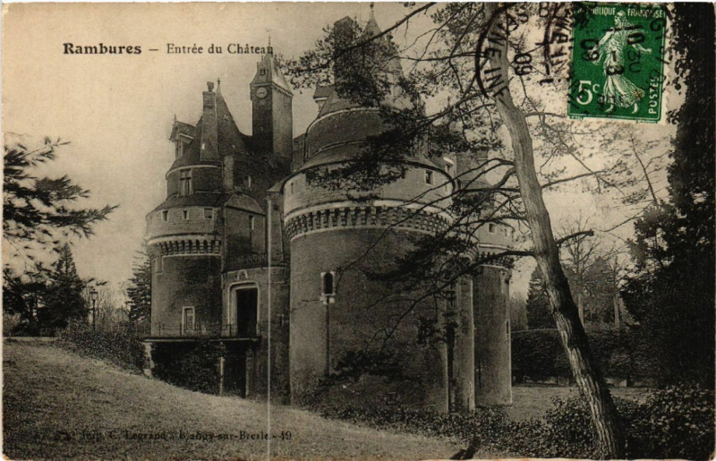 Carte postale ancienne Rambures - Entrée du Chateau à Rambures
