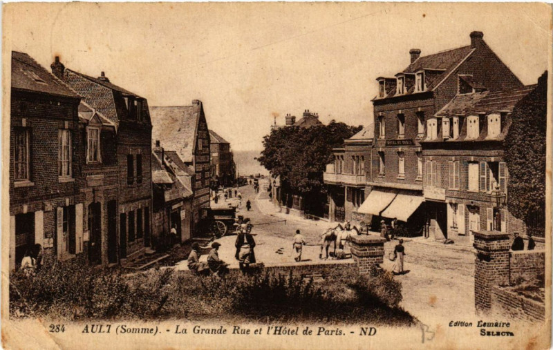 Carte postale ancienne Ault - La Grande Rue et l'Hotel de Paris à Ault