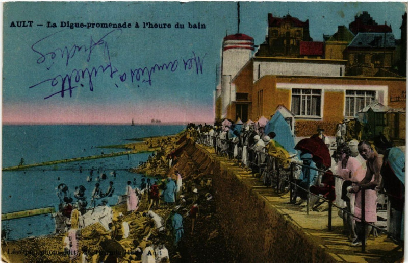 Carte postale ancienne Ault - La Digue-promenade a l'heure du bain à Ault
