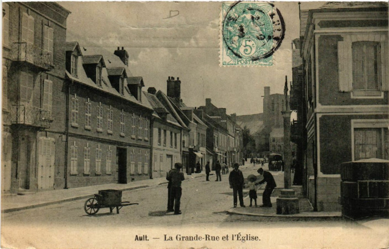 Carte postale ancienne Ault - La Grande-Rue et l'Eglise à Ault