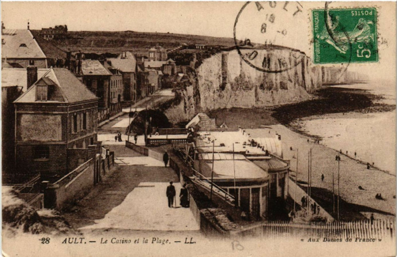 Carte postale ancienne Ault - Le Casino et la Plage à Ault