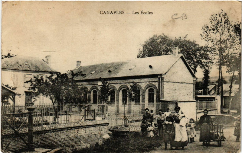 Carte postale ancienne Canaples - Les Ecoles à Canaples