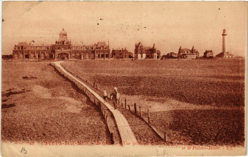 Carte postale ancienne Cayeux-sur-Mer - Brighton - Vue générale et le Palace-Hotel à Cayeux-sur-Mer