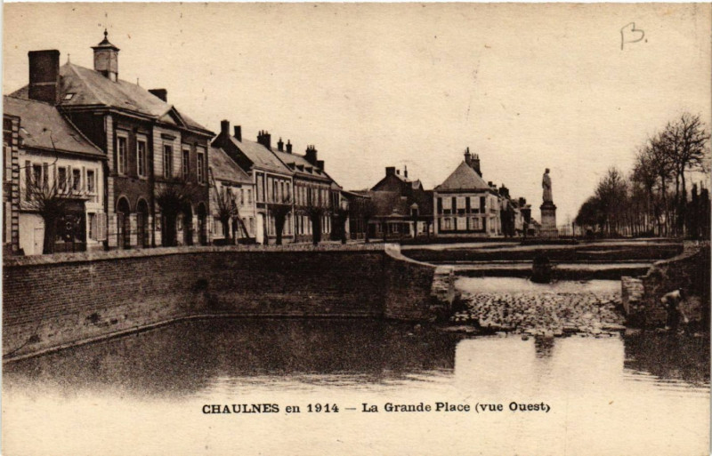 Carte postale ancienne Chaulnes en 1914 - La Grande Place (vue Ouest) à Chaulnes