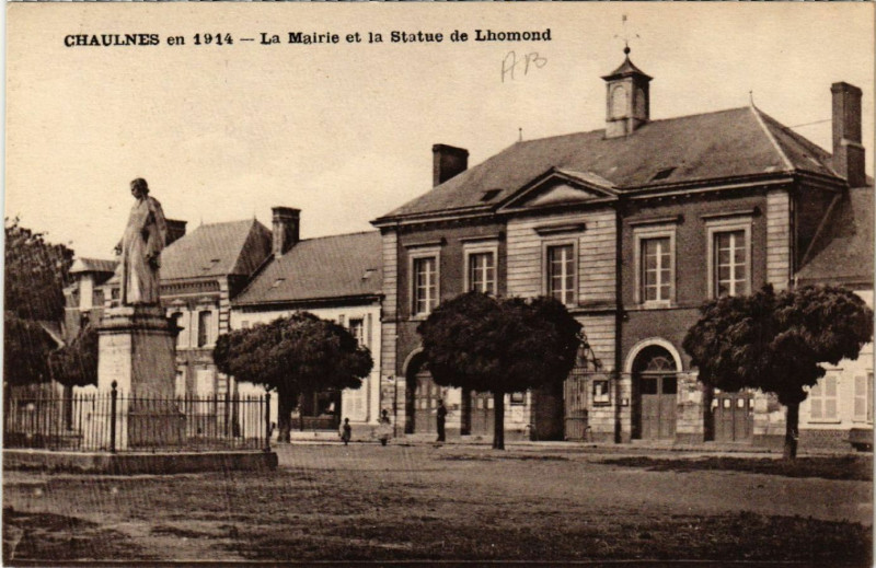 Carte postale ancienne Chaulnes en 1914 - La Mairie et la Statue de Lhomond à Chaulnes