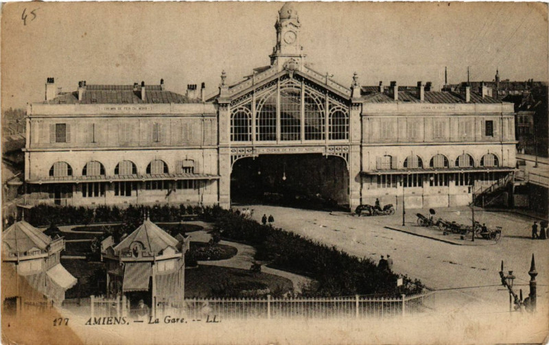 Carte postale ancienne Amiens - La Gare à Amiens