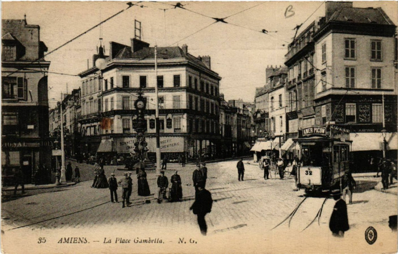 Carte postale ancienne Amiens - La Place Gambetta à Amiens