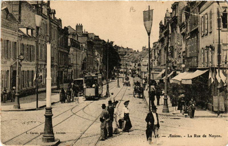 Carte postale ancienne Amiens - La Rue de Noyon à Amiens