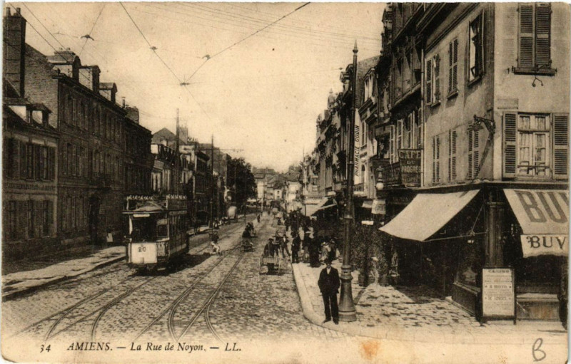 Carte postale ancienne Amiens - La Rue de Noyon à Amiens