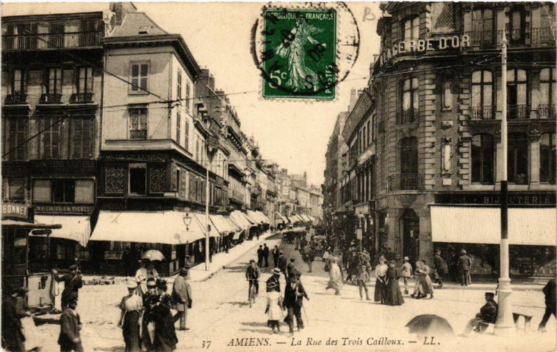 Carte postale ancienne Amiens - La Rue des Trois Cailloux à Amiens