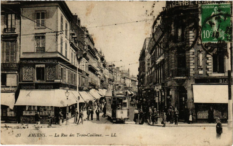 Carte postale ancienne Amiens - La Rue des Trois-Cailloux à Amiens