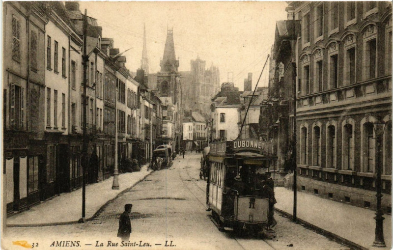 Carte postale ancienne Amiens - La Rue Saint-Leu à Amiens