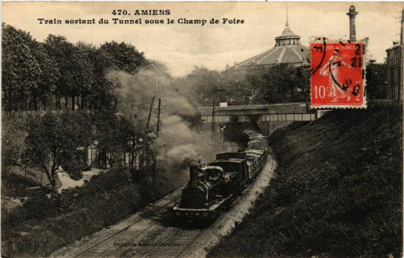 Carte postale ancienne Amiens - Train sortant du Tunnel sous le Champ de Foire à Amiens
