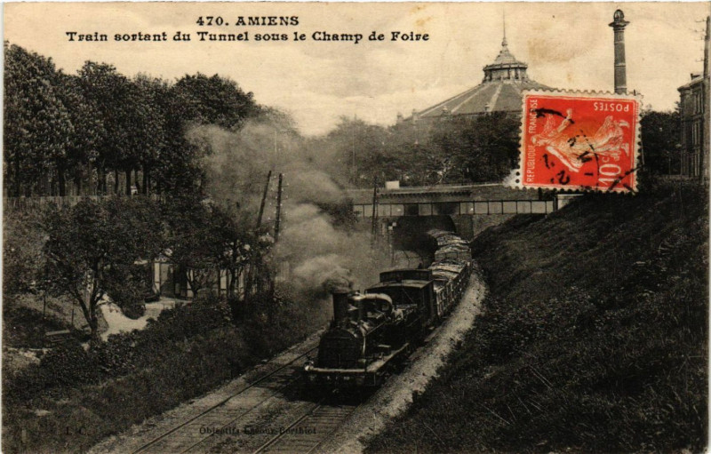 Carte postale ancienne Amiens - Train sortant du Tunnel sous le Champ de Foire à Amiens