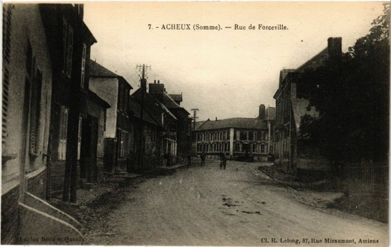 Carte postale ancienne Acheux - Rue de Forceville à Rue