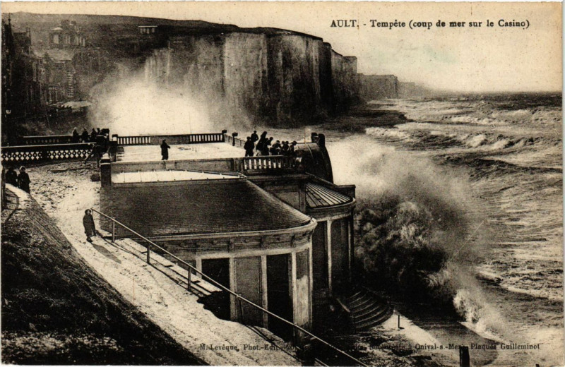 Carte postale ancienne Ault - Tempete (coup de mer sur le Casino) à Ault