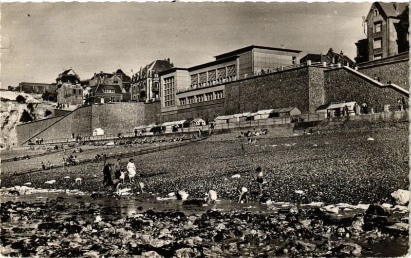 Carte postale ancienne Ault - La Plage - Le Casino - Les Cabines à Ault