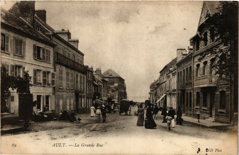 Carte postale ancienne Ault - La Grande Rue à Ault