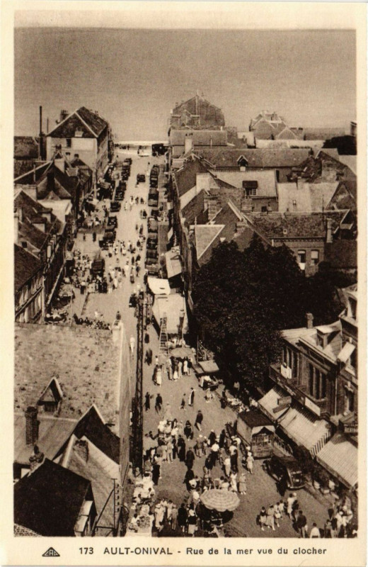 Carte postale ancienne Ault-Onival - Rue de la mer vue du clocher à Rue