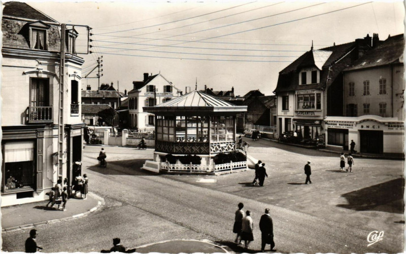 Carte postale ancienne Cayeux - La Place Courbet à Y