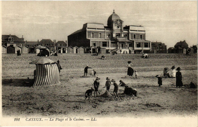 Carte postale ancienne Cayeux - La Plage et le Casino à Y
