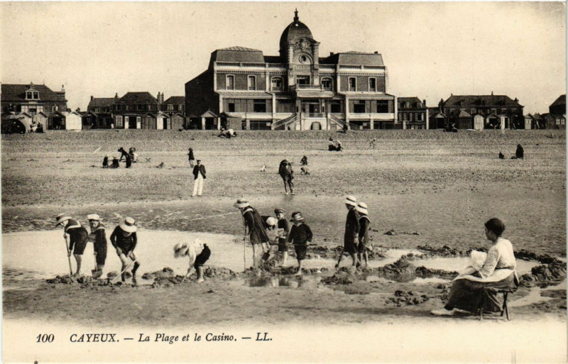 Carte postale ancienne Cayeux - La Plage et le Casino à Y