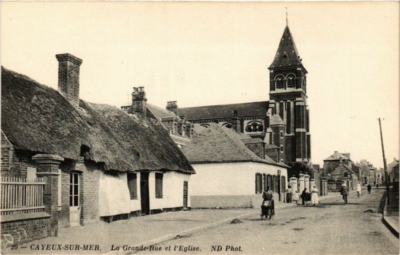 Carte postale ancienne Cayeux-sur-Mer - La Grande - Rue et l'Eglise à Cayeux-sur-Mer