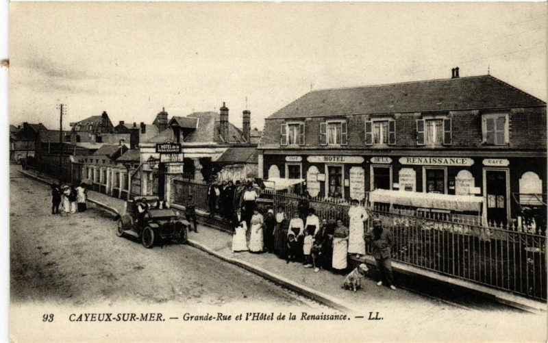 Carte postale ancienne Cayeux-sur-Mer - Grande Rue et l'Hotel de la Renaissance à Cayeux-sur-Mer