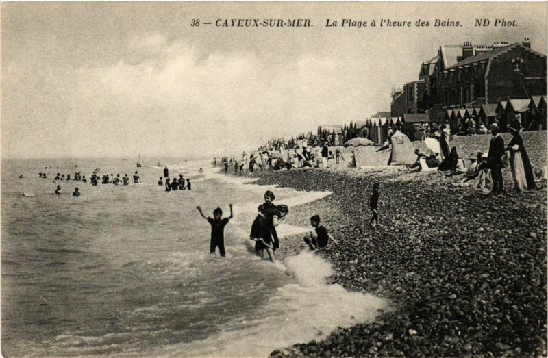 Carte postale ancienne Cayeux-sur-Mer - La Plage a l'heure des Bains à Cayeux-sur-Mer
