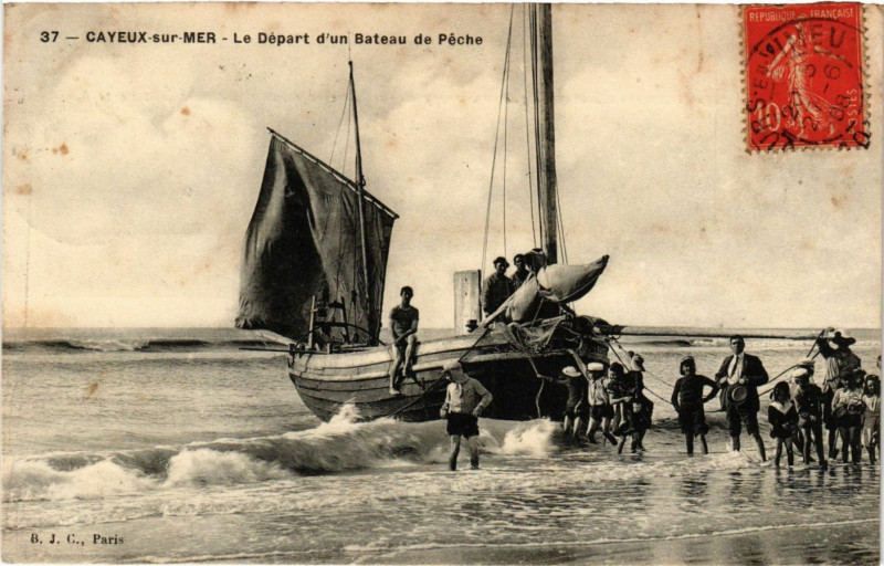 Carte postale ancienne Cayeux-sur-Mer - Le Depart d'un Bateau de Peche à Cayeux-sur-Mer