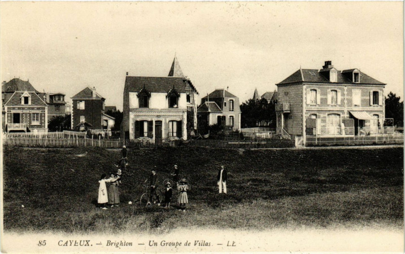 Carte postale ancienne Cayeux-Brighton - Un Groupe de Viilas à Y